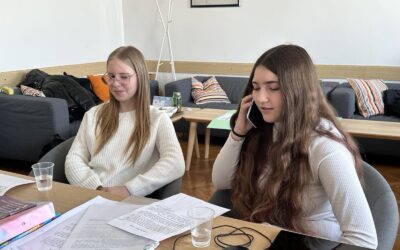 Učenice osmog razreda Marta Komjetan i Nadia Batinić na Radiu Slovakia International